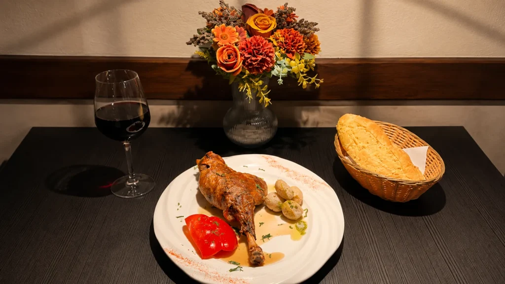 Pata de cordero lechal al horno servida en Restaurante El Conejero, Valle de Santa Inés, Fuerteventura