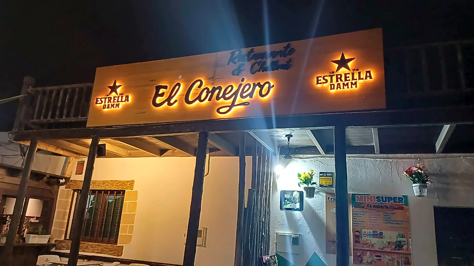 Fachada nocturna del Restaurante El Conejero en Valle de Santa Inés, Betancuria, Fuerteventura