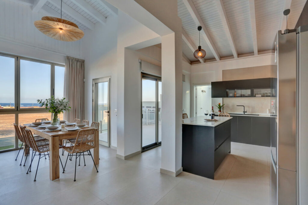 Cocina moderna y comedor luminoso con vista al océano
