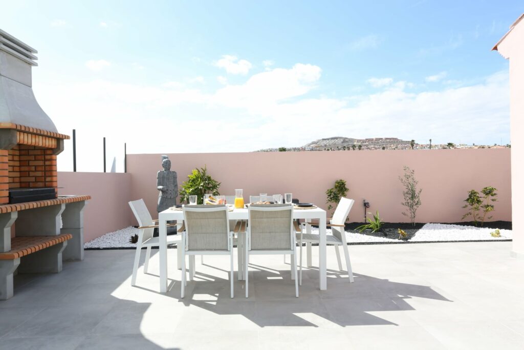 Terraza privada con barbacoa de obra y mesa para seis comensales