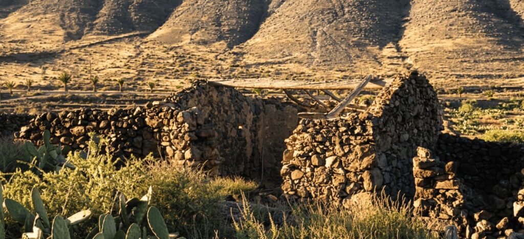 Antigua construcción de piedra y paisaje rural en Vallebrón, Fuerteventura