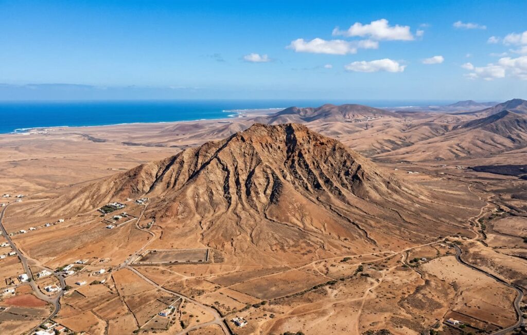 Vista aérea de la montaña de Tindaya en Fuerteventura
