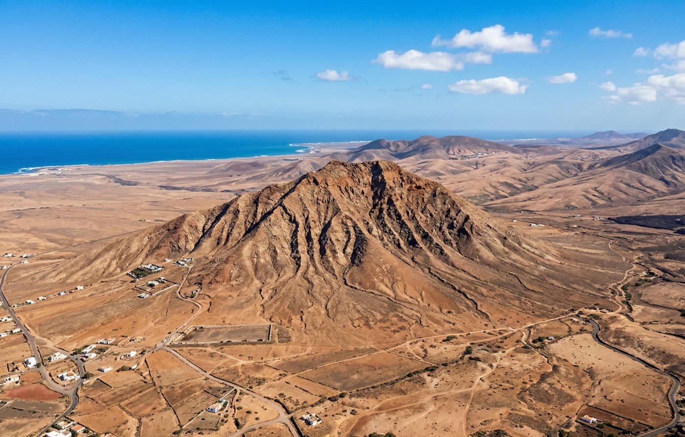 Vista aérea de la montaña de Tindaya en Fuerteventura