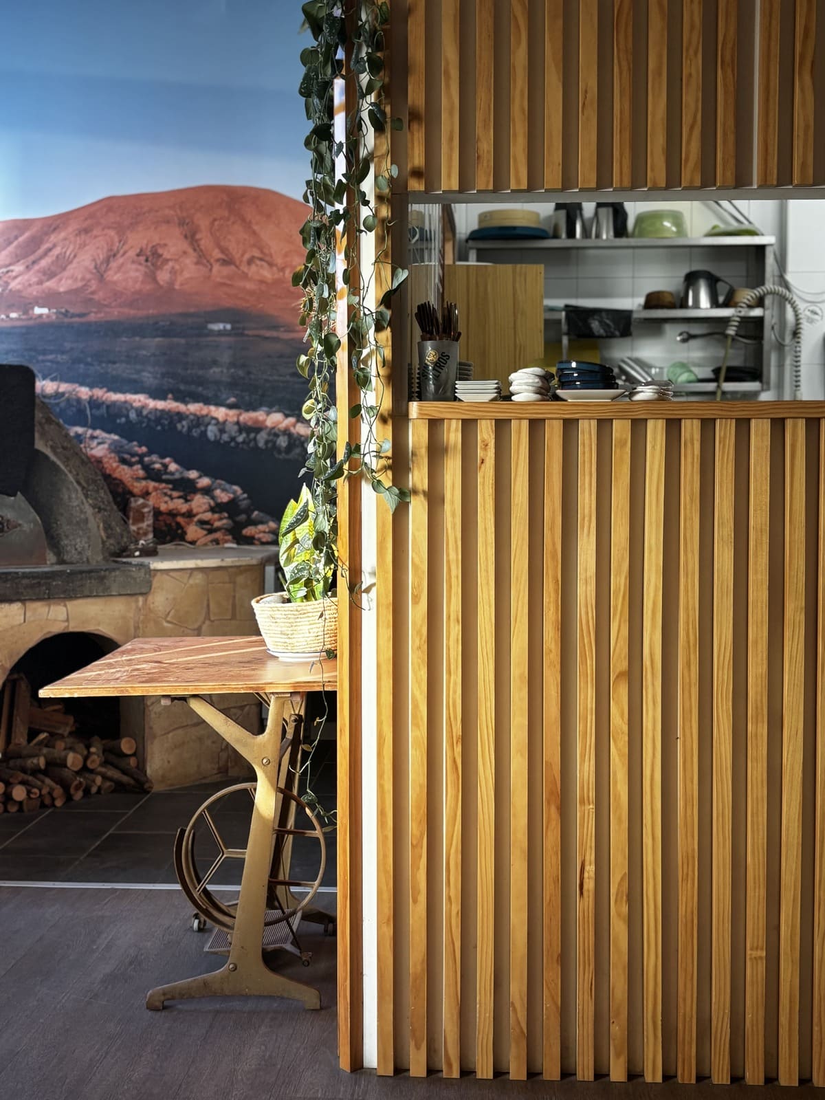 Interior del Restaurante La Puipana en Fuerteventura con decoración de madera y mural del paisaje majorero
