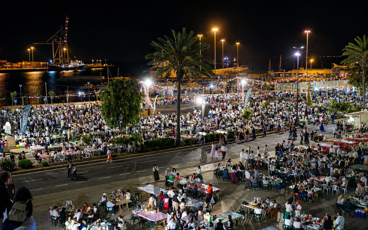 Baile de Taifas en Puerto del Rosario con mesas, música y celebración nocturna junto al puerto