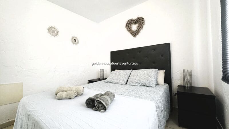 Dormitorio con acabados modernos y claros.