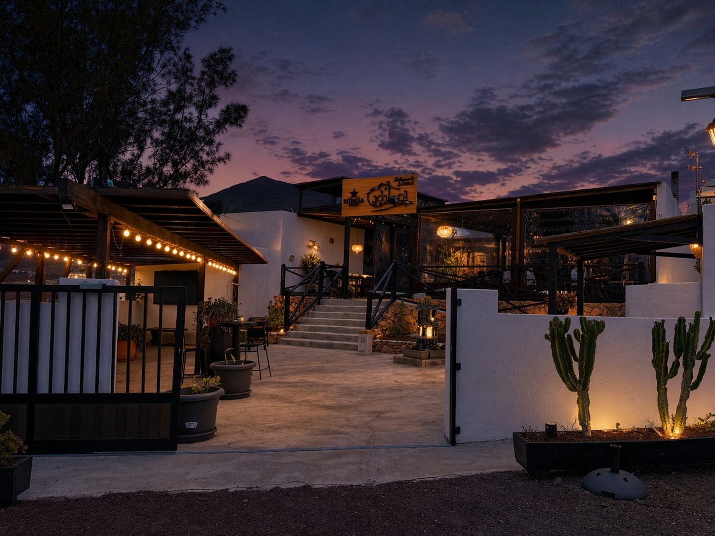 Exterior del Restaurante Casabel al atardecer en Fuerteventura