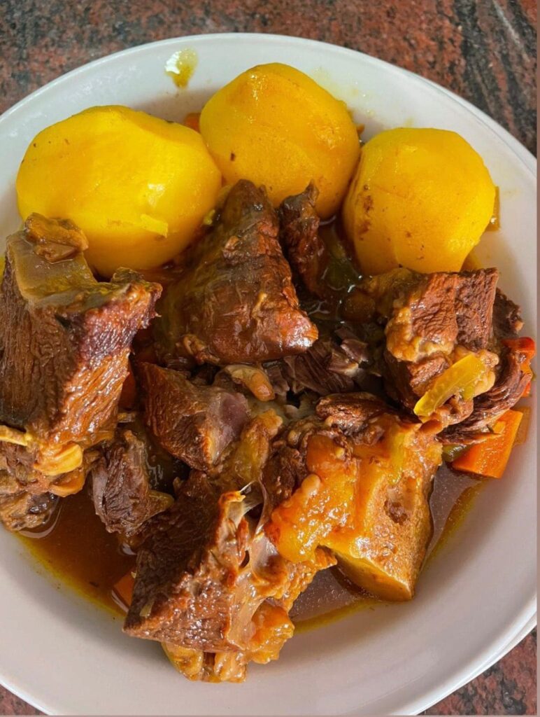 Plato de carne de cabra con papas en el Restaurante La Cencerra