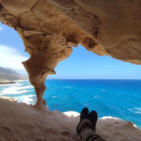 Paisaje del océano y la costa visto desde el interior de una cueva de roca