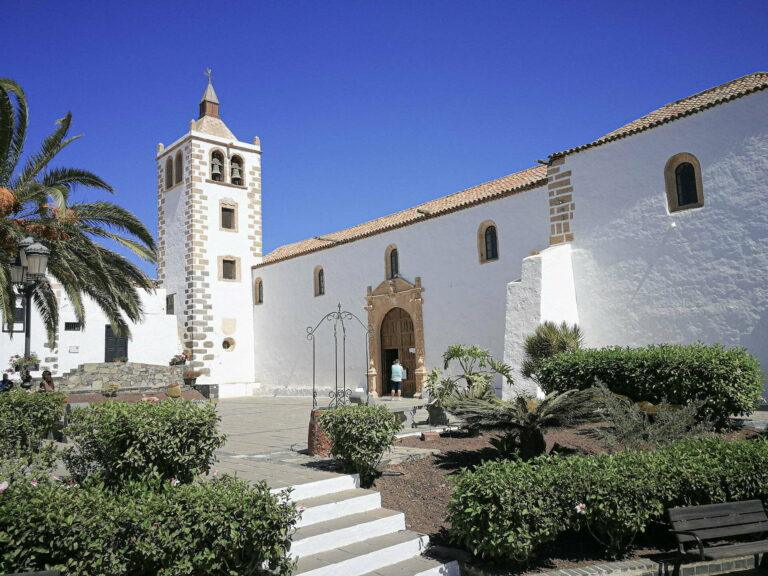 Fachada blanca de la iglesia de Betancuria con su torre de campanas