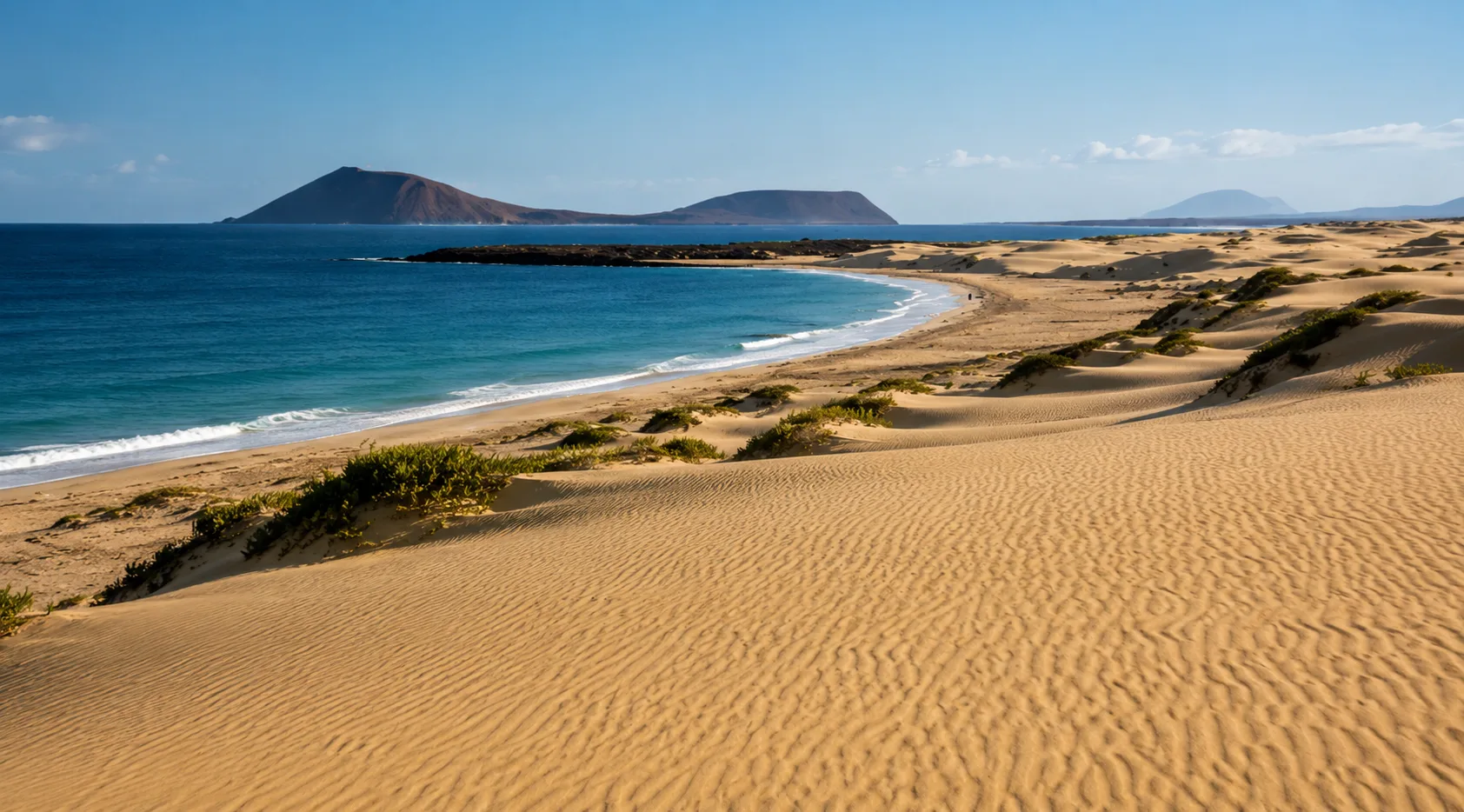 Vista panorámica del Parque Natural de las Dunas de Corralejo, con las dunas de arena blanca, la playa y el océano Atlántico en Fuerteventura.