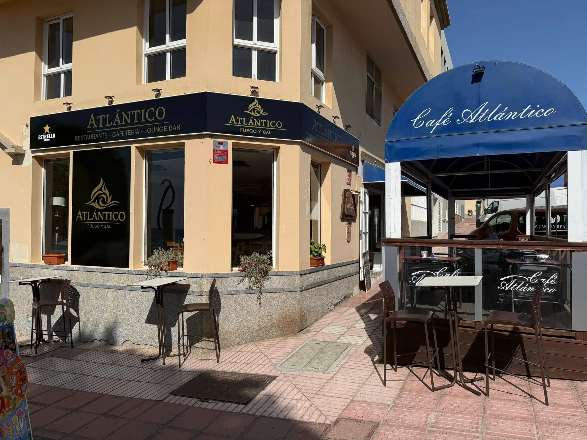 Exterior y terraza del Restaurante Atlántico Fuego y Sal en Puerto del Rosario, Fuerteventura