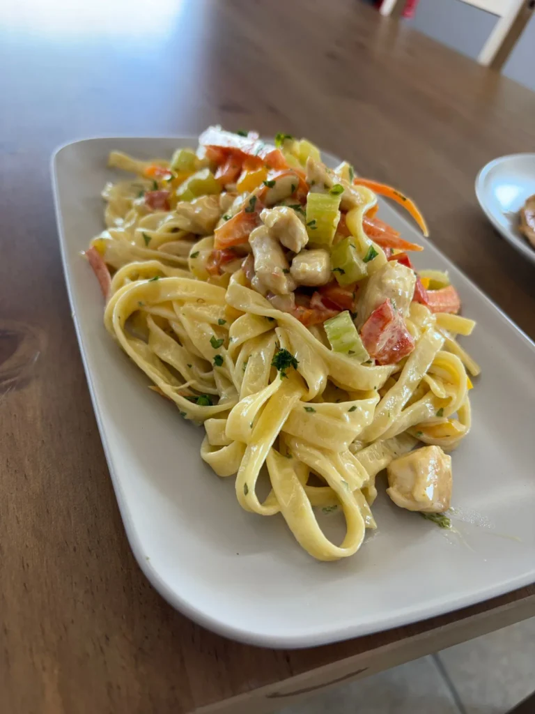 Plato de pasta cremosa con verduras servido en Restaurante Atlántico Fuego y Sal, Puerto del Rosario