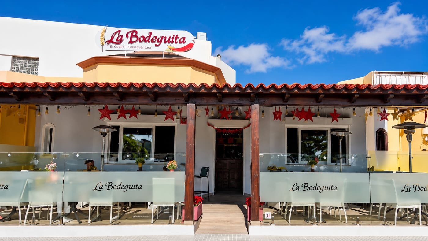 Fachada y terraza exterior del Restaurante La Bodeguita en Caleta de Fuste, Fuerteventura