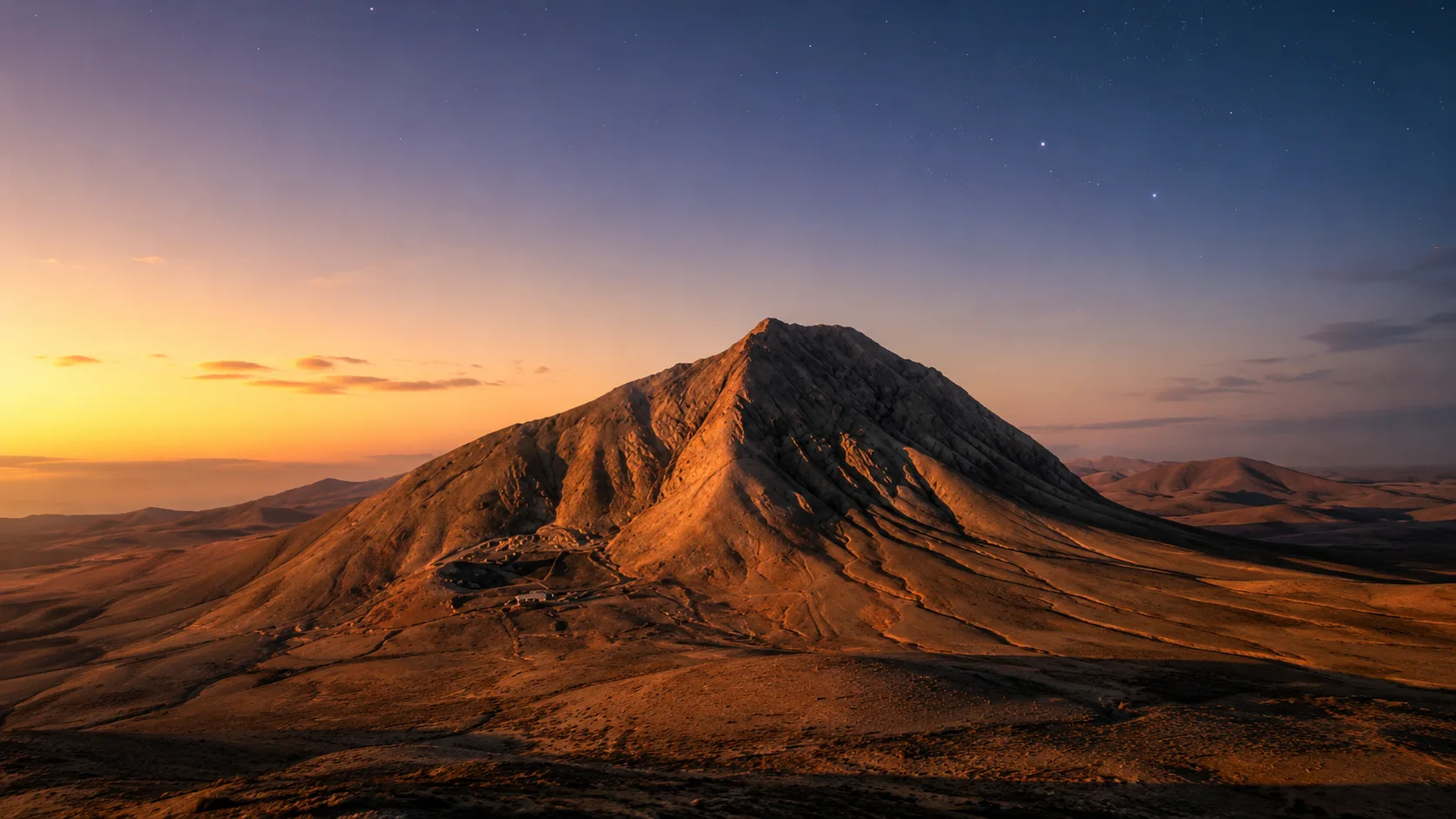 Montaña de Tindaya en Fuerteventura al atardecer bajo un cielo estrellado vinculado al solsticio y los antiguos majos
