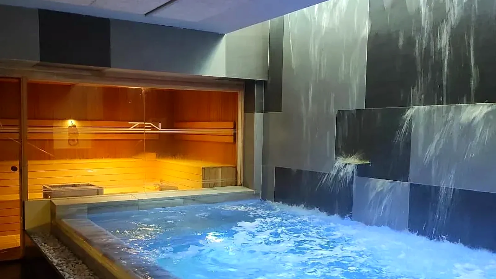 Piscina de hidroterapia y zona spa de SpaZensation Playa Park en Corralejo, Fuerteventura
