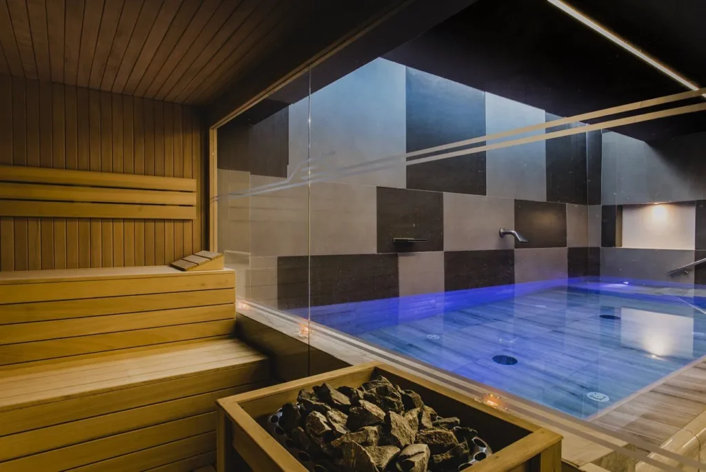 Sauna y piscina de hidroterapia de SpaZensation Playa Park en Corralejo