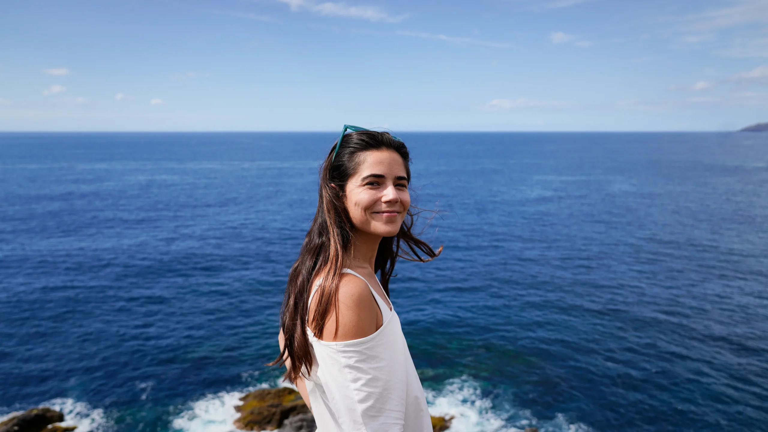 Viajera frente al mar en Canarias para una guía personalizada de Your Local Planner