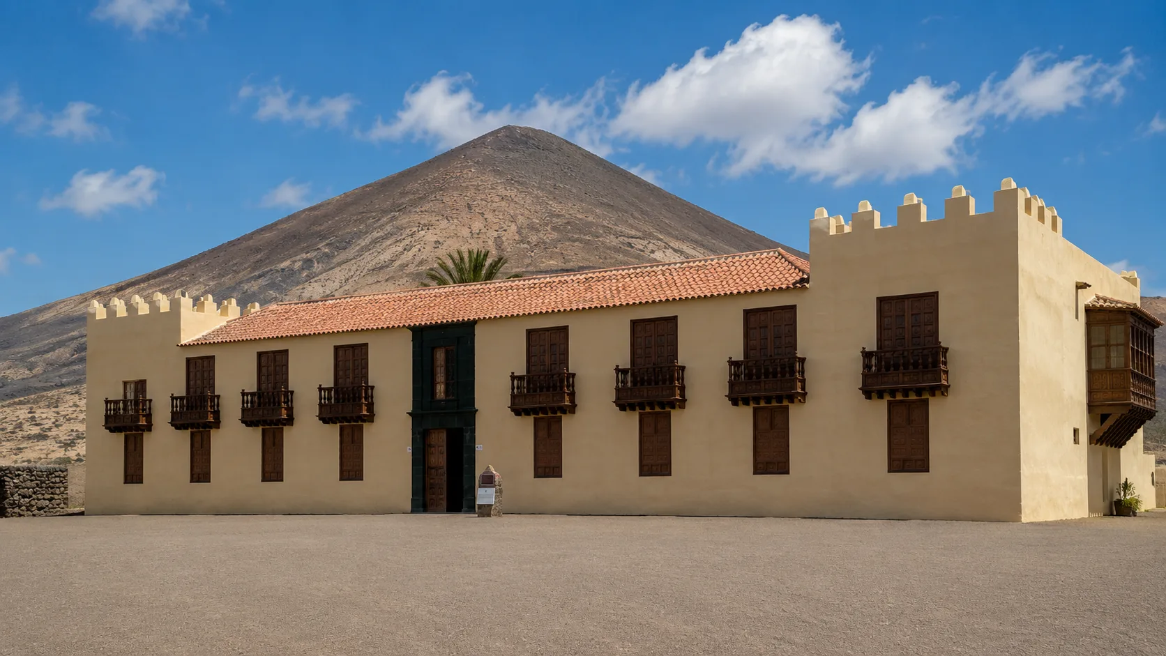Fachada de la Casa de los Coroneles en La Oliva, histórico edificio que fue el centro del poder militar de Fuerteventura, con la Montaña de Tindaya al fondo.