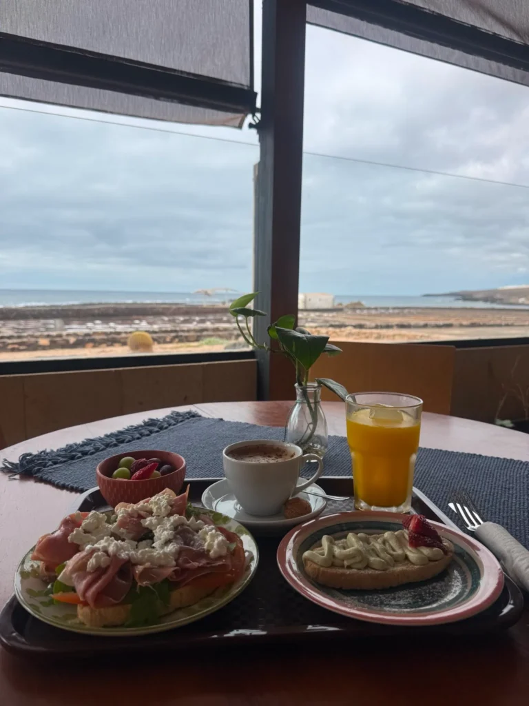 Completo desayuno con tostadas, fruta, café y zumo, disfrutando de las vistas a las Salinas del Carmen desde el restaurante Aroma de Sal.