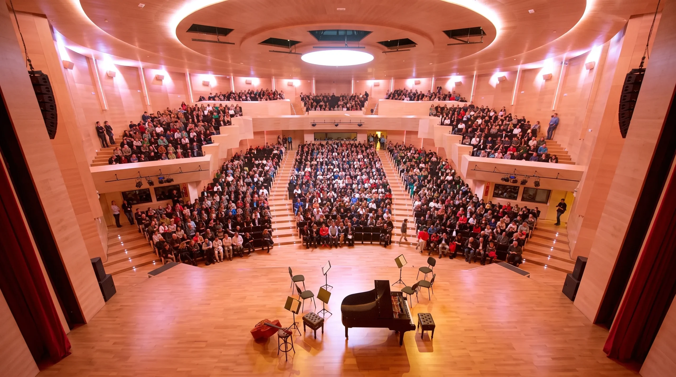 Patio de butacas lleno y escenario con piano durante un recital de música en el Palacio de Congresos de Fuerteventura para la agenda de eventos de septiembre de 2026.