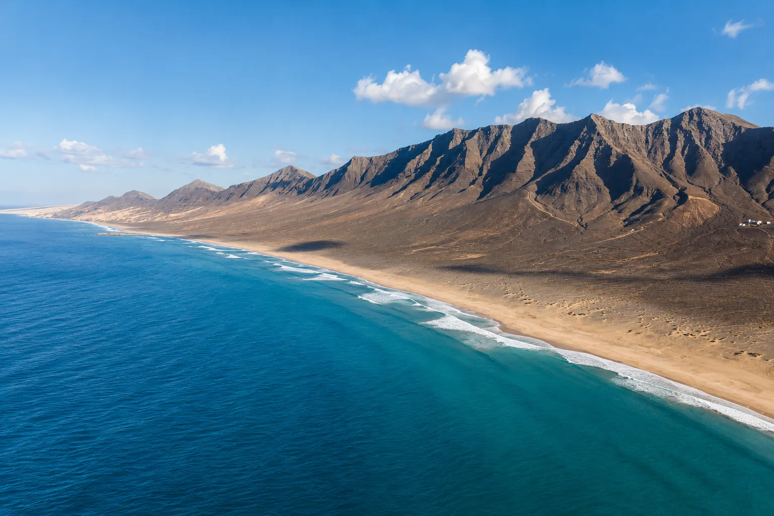 Playa de Cofete y montañas del Parque Natural de Jandía en Fuerteventura