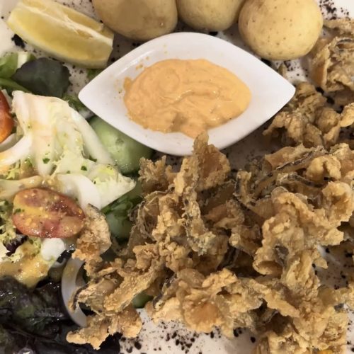 Chips de morena crujientes con papas, ensalada y salsa mojo