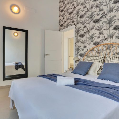 Cama doble con cabecero de fibras y papel tropical