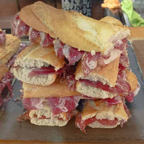 Nuestro Irresistible Bocadillo de Jamón