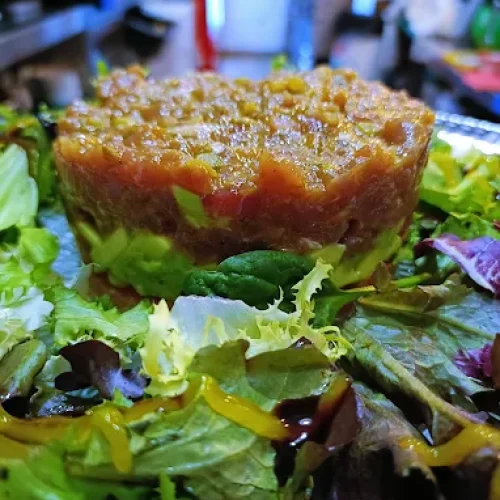 Tartar de atún emplatado en HUGA Restaurante, cocina de mercado en Puerto del Rosario, Fuerteventura