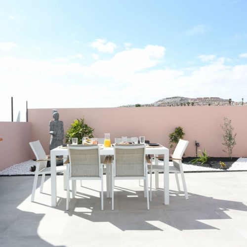 Terraza privada con barbacoa de obra y mesa para seis comensales