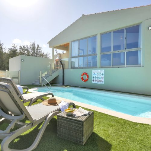Piscina privada con solárium y tumbonas en la Villa Ocean Pacific, Caleta de Fuste