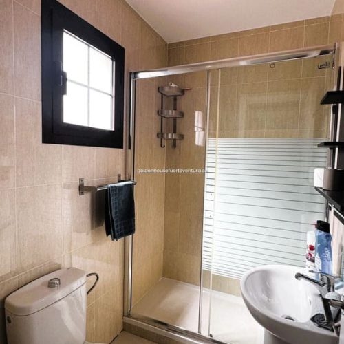 Secador de pelo y accesorios en el baño.