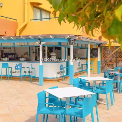 Barra de bar exterior con mesas y sillas de diseño en color azul.