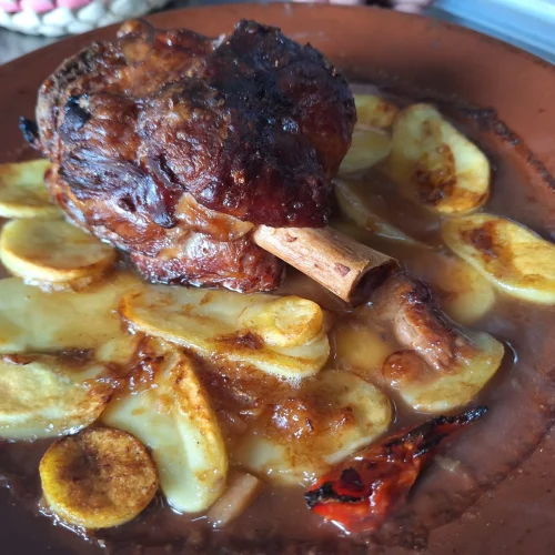 Carne asada con papas gratinadas servida en Restaurante Don Pepe, Parque Holandés