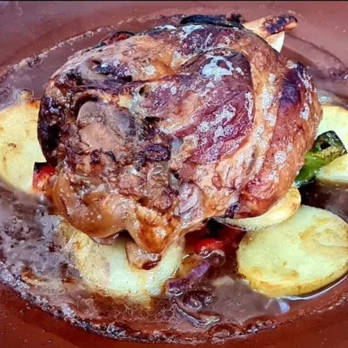 Carne asada jugosa con papas y salsa servida en Restaurante Don Pepe, Parque Holandés