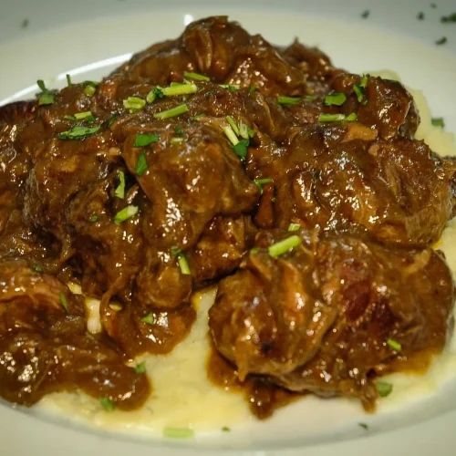 Carne guisada en salsa con puré de papas servida en Restaurante Don Pepe, Parque Holandés