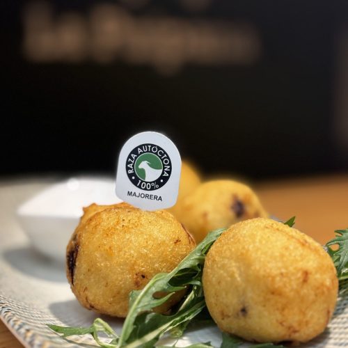 Croquetas fritas de queso majorero con rúcula y salsa en La Puipana