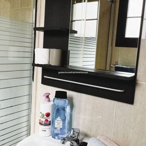 Mueble de lavabo moderno con espejo grande.