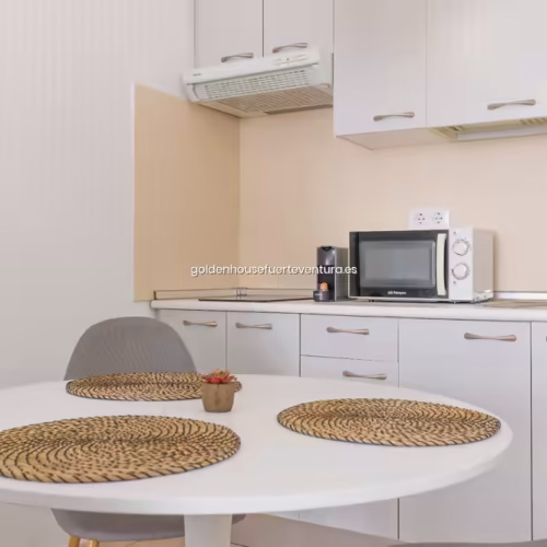 Encimera de cocina con microondas, cafetera de cápsulas, fregadero y vitrocerámica