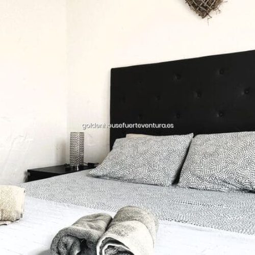 Vista del dormitorio con iluminación suave.