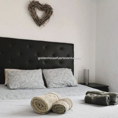 Habitación amplia con cama de matrimonio.