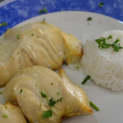 Dumplings con arroz blanco y guarnición servidos en Restaurante Don Pepe, Parque Holandés