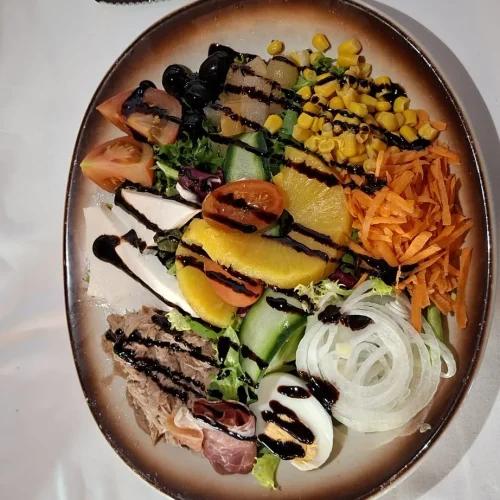 Ensalada colorida con presentación oval servida en Restaurante Don Pepe, Parque Holandés