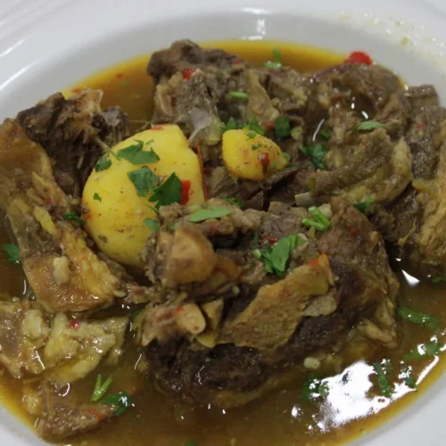 Estofado de carne con papas servido en Restaurante Don Pepe, Parque Holandés