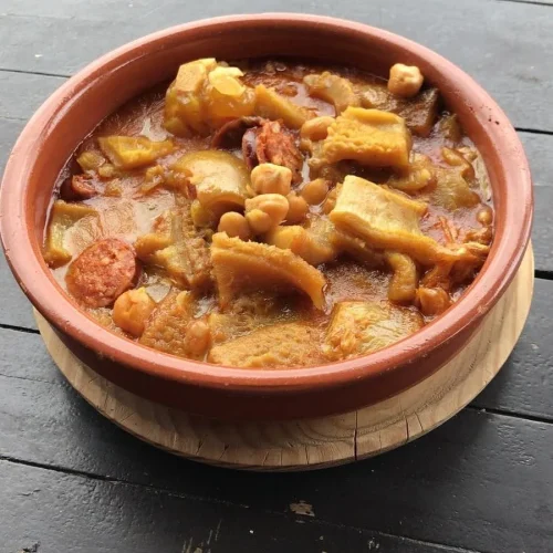 Estofado tradicional con legumbres servido en Restaurante Don Pepe, Parque Holandés