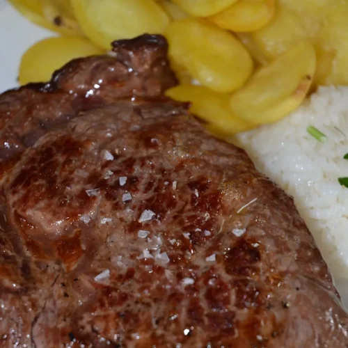 Filete de carne asada con papas gratinadas servido en Restaurante Don Pepe, Fuerteventura