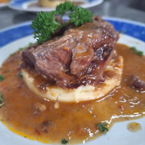 Filete de res con puré de papa y salsa de champiñones en Restaurante Don Pepe, Parque Holandés
