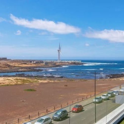 Un gran rompiente de olas se alza majestuoso frente a los escarpados y oscuros muros rocosos basálticos de la base de Ajuy.