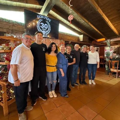 Grupo en celebración de aniversario en Restaurante Don Pepe, Parque Holandés